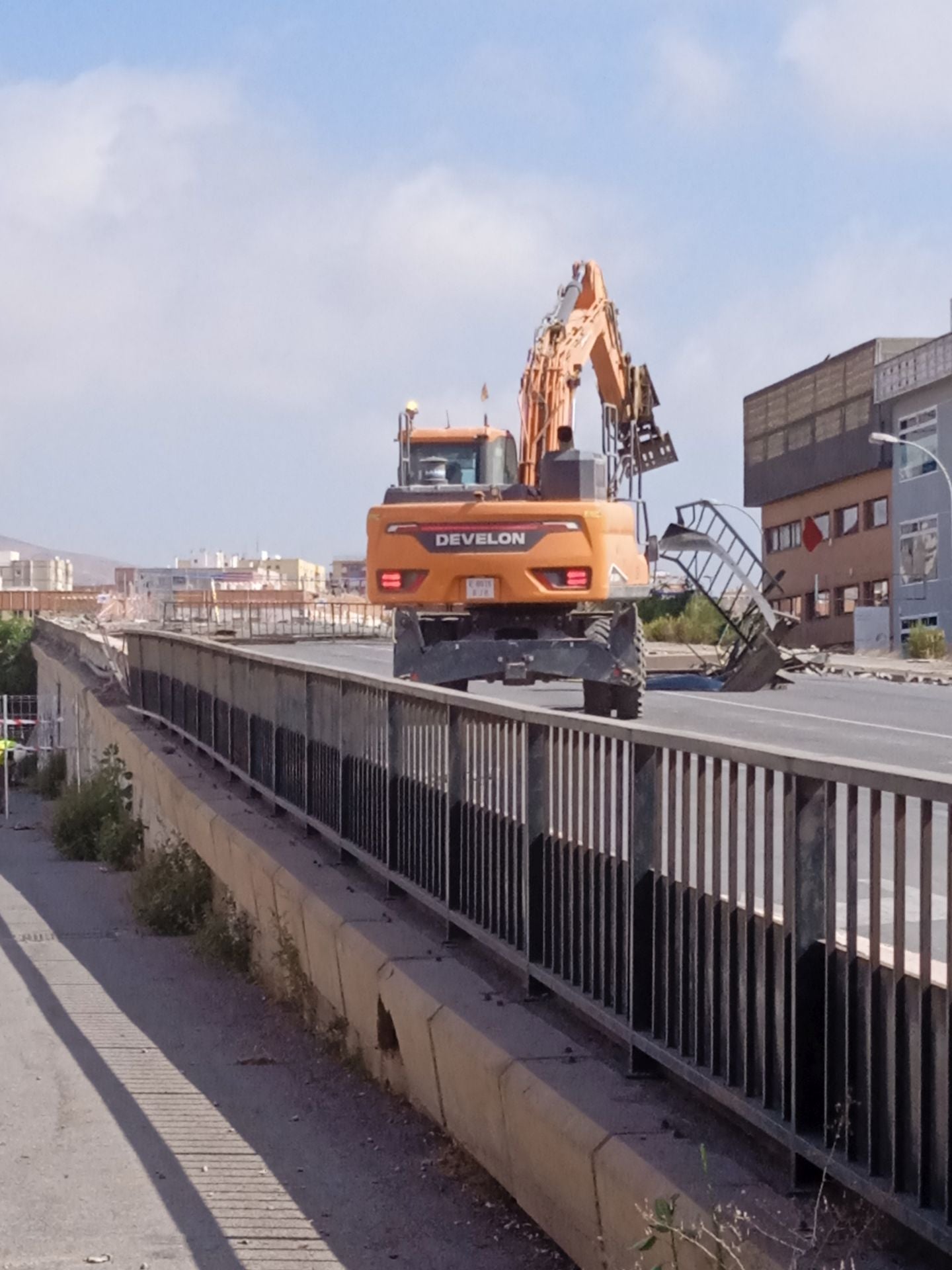 Así luce la avenida del Mediterráneo sin parte de su puente