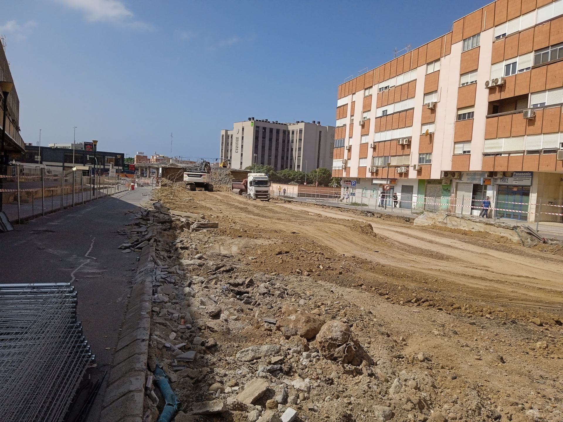Así luce la avenida del Mediterráneo sin parte de su puente