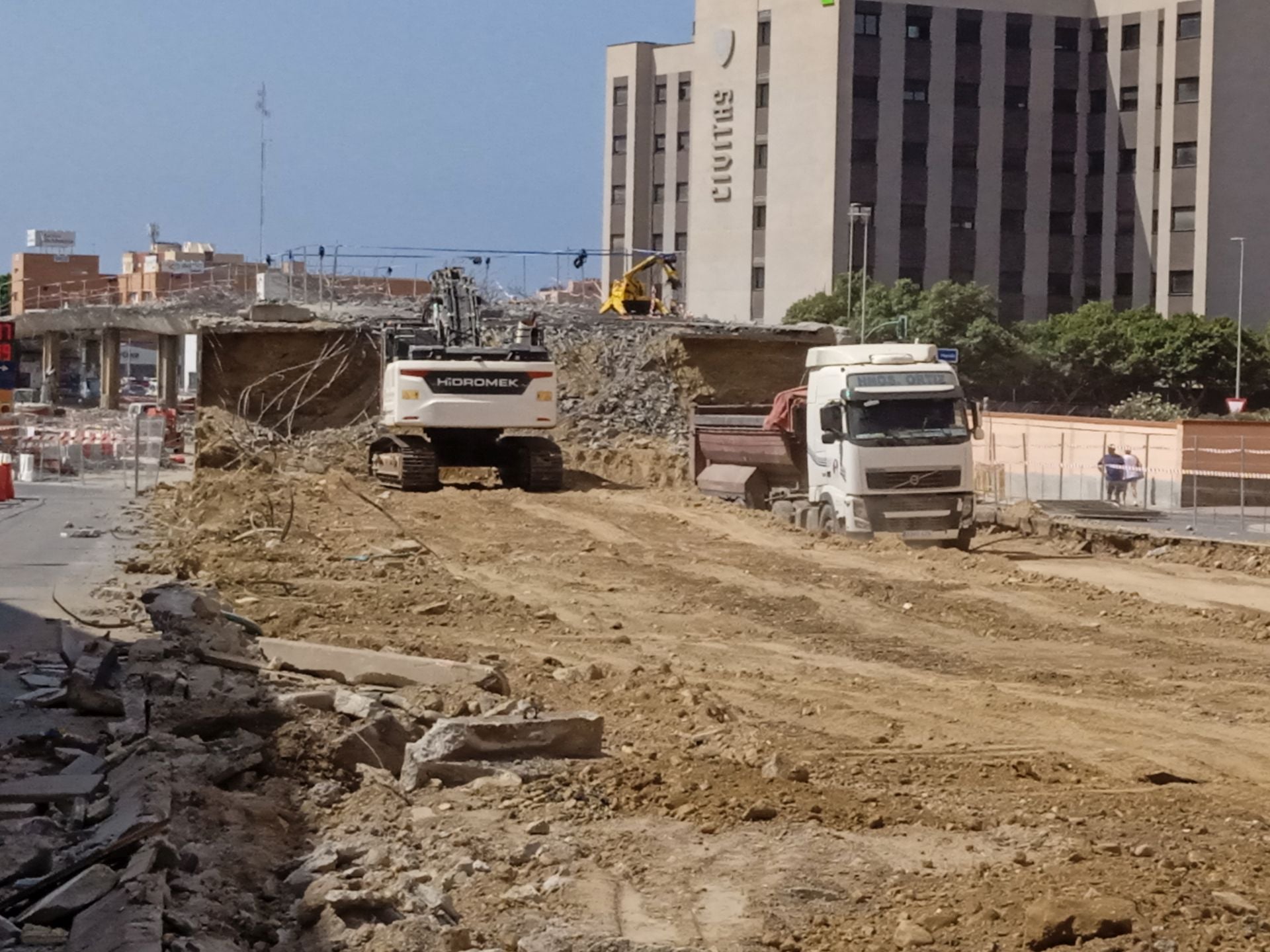 Así luce la avenida del Mediterráneo sin parte de su puente