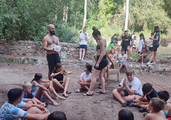 Jóvenes participan en el campamento.