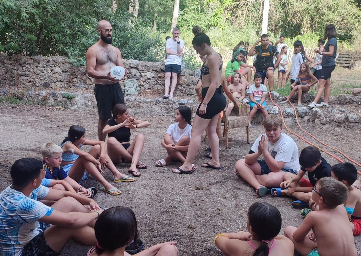 Jóvenes participan en el campamento.