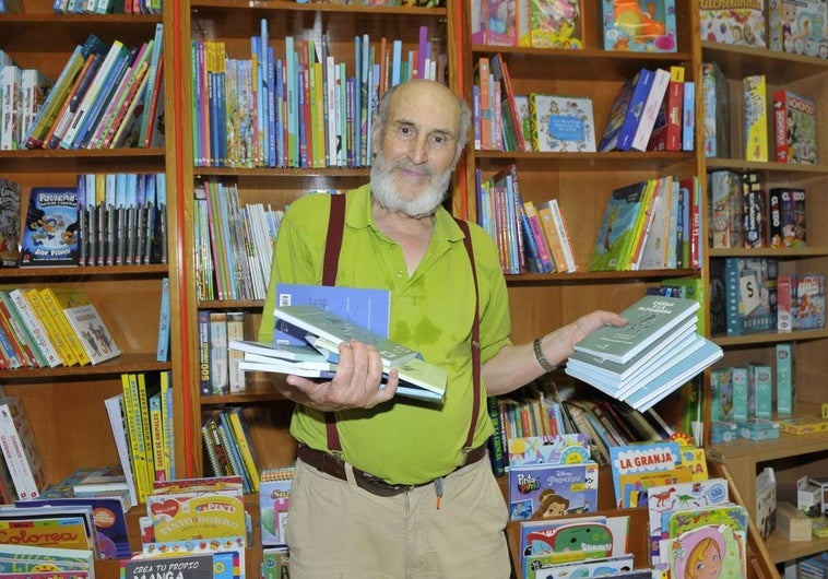 El poeta y escritor de Granada que ya ha publicado 40 libros financiados por él