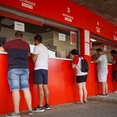 Abonados del Granada renuevan su fidelidad de forma presencial para una temporada anterior.