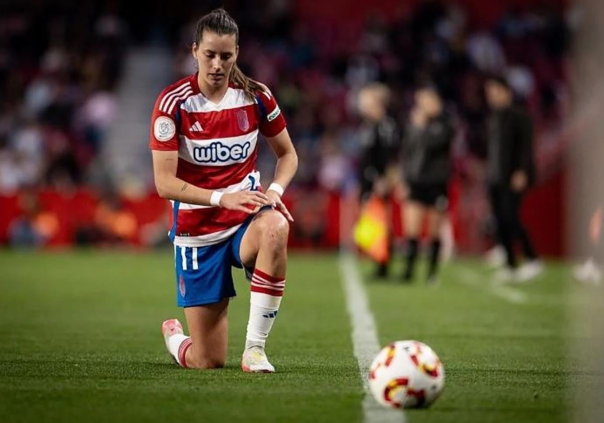 Andrea Gómez se levanta tras pelear por un balón en Los Cármenes.