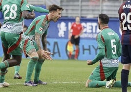 Pablo Insua celebra su gol en Ipurua la temporada pasada.