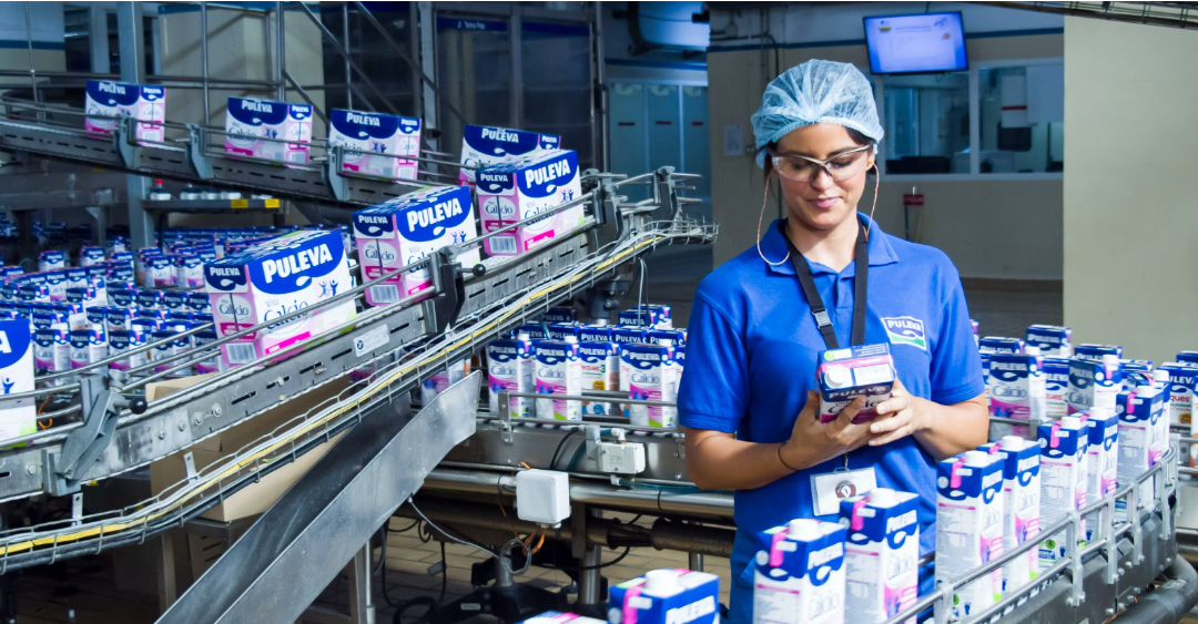 Una profesional en una de las cadenas de producción de la fábrica de Granada.