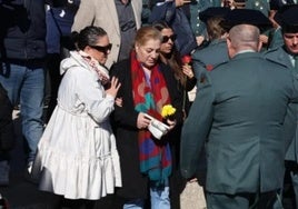 Familiares de los guardias civiles asesinadosen el homenaje por el primer aniversario del crimen.