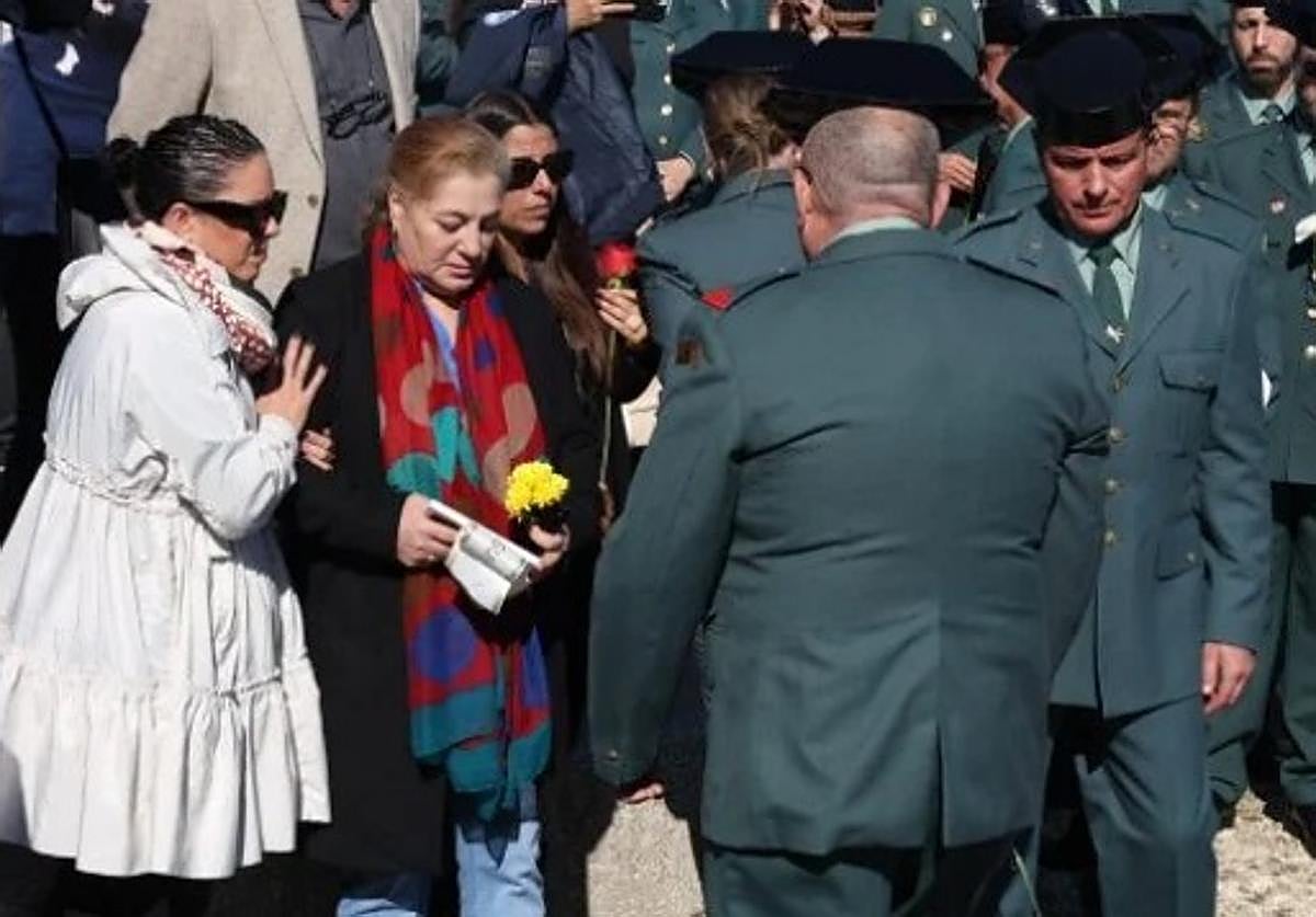 Familiares de los guardias civiles asesinadosen el homenaje por el primer aniversario del crimen.