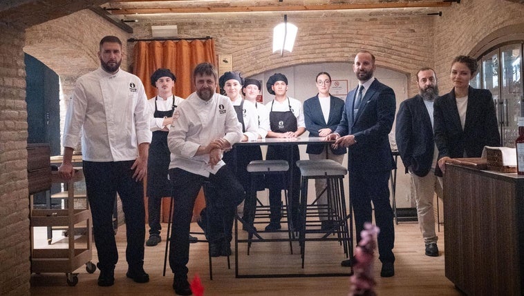 El equipo al completo de María de la O junto a la cocina del restaurante.