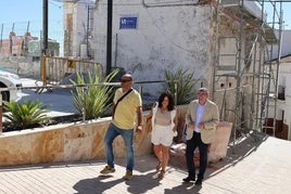 Visita del subdelegado del Gobierno, José Antonio Montilla, a la derecha en la imagen, junto a la alcaldesa de Zafarraya, Rosana Molina