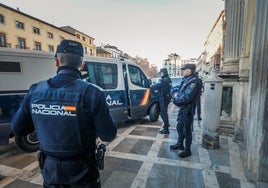 Agentes de la Policía Nacional custodian la entrada del TSJA y la Audiencia en Granada.