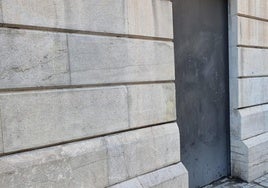 Una de las paredes de Gran Vía limpiadas este viernes por los operarios.
