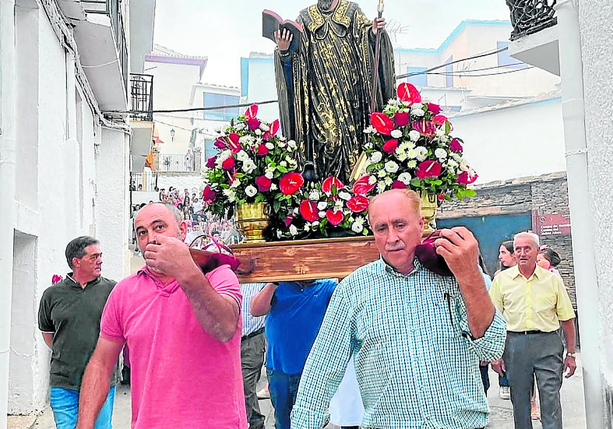 Vecinos de Trevélez procesionan a San Benito.