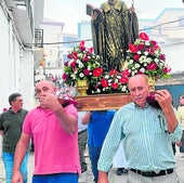 Vecinos de Trevélez procesionan a San Benito.