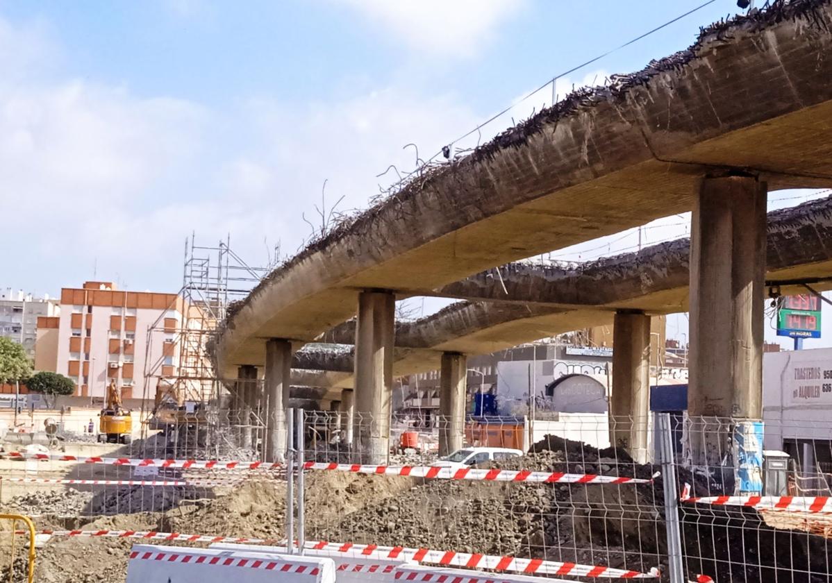 Imagen principal - Fluyen sin descanso las obras del soterramiento para el adiós del puente de la avenida del Mediterráneo