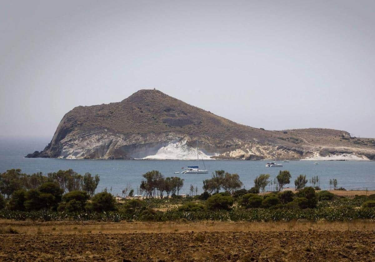 Llega a la playa de los Genoveses una patera con una veintena de personas a bordo