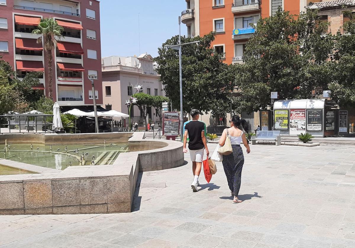 Plaza de la Constitución con paseantes.
