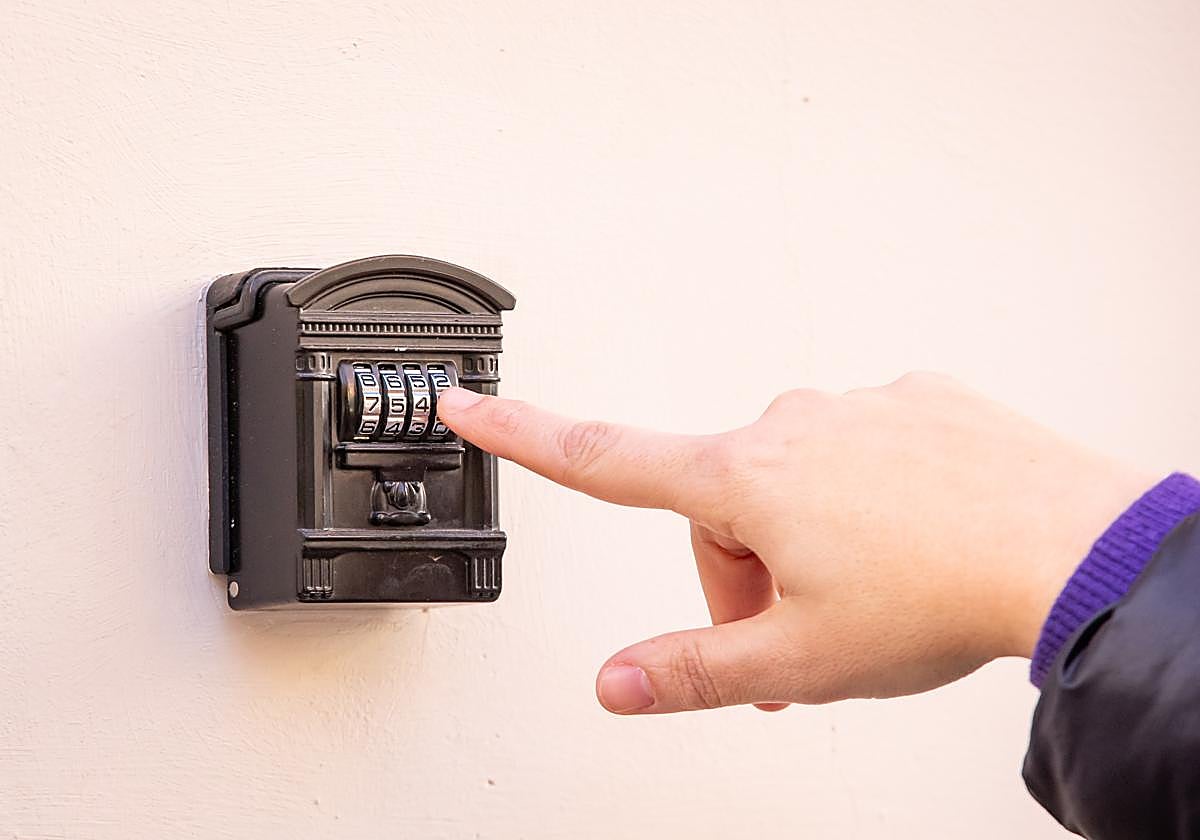 Un cajetín con la llave de una vivienda turística.