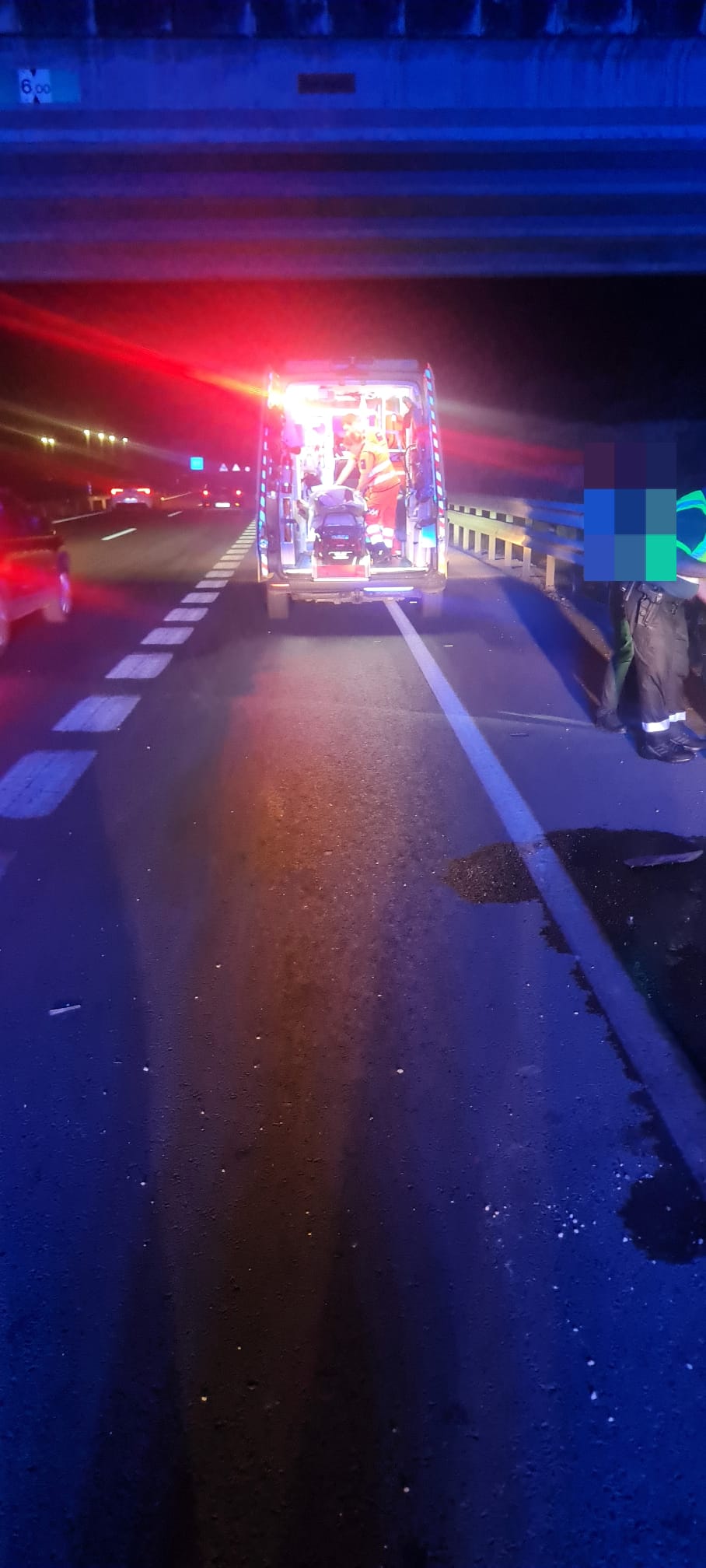 Atienden a un motorista herido en la A-316 en Torredelcampo