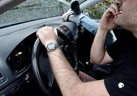 Subir los pies al salpicadero tiene consecuencias para el conductor