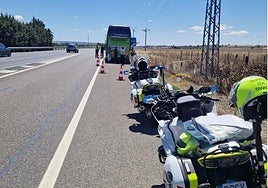 Auxilido de la Guardia Civil de Tráfico a un autobús en una imagen de archivo
