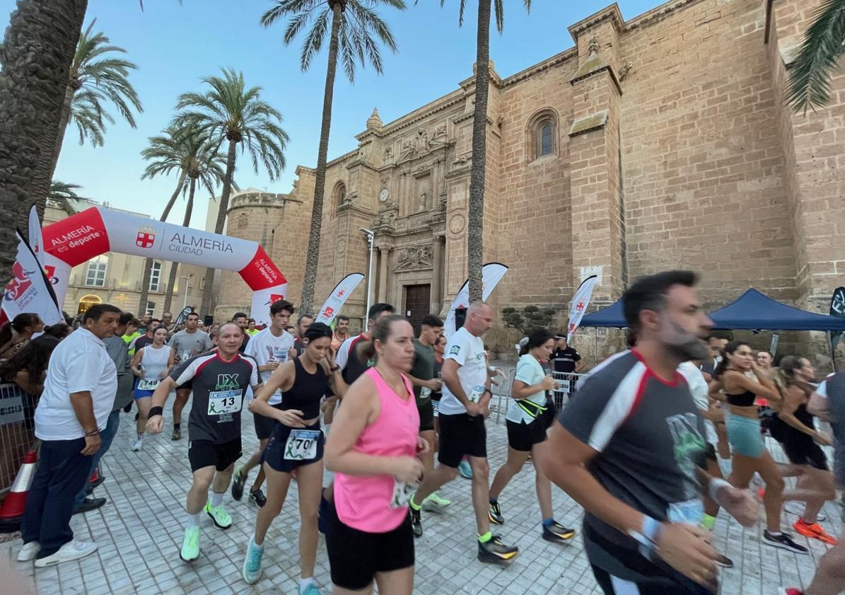 Imagen principal - Fernando Javaloy y Paula Ramírez ganan la IX Carrera Nocturna Contra el Cáncer Ciudad de Almería