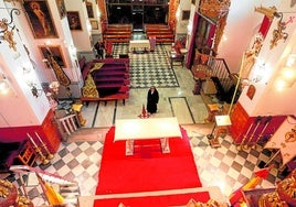La comendadora mayor del Real Monasterio de la Madre de Dios en la calle Santiago, mira desde el centro de la iglesia hacia el retablo.