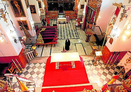 La comendadora mayor del Real Monasterio de la Madre de Dios en la calle Santiago, mira desde el centro de la iglesia hacia el retablo.