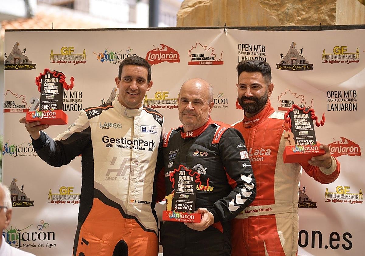 Humberto Janssens, en el centro, con su distinción.