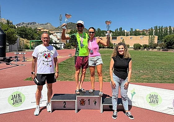 Los vencedores sobre el podio.