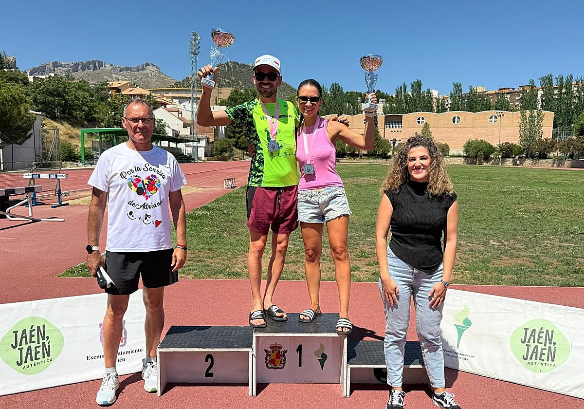 Los vencedores sobre el podio.