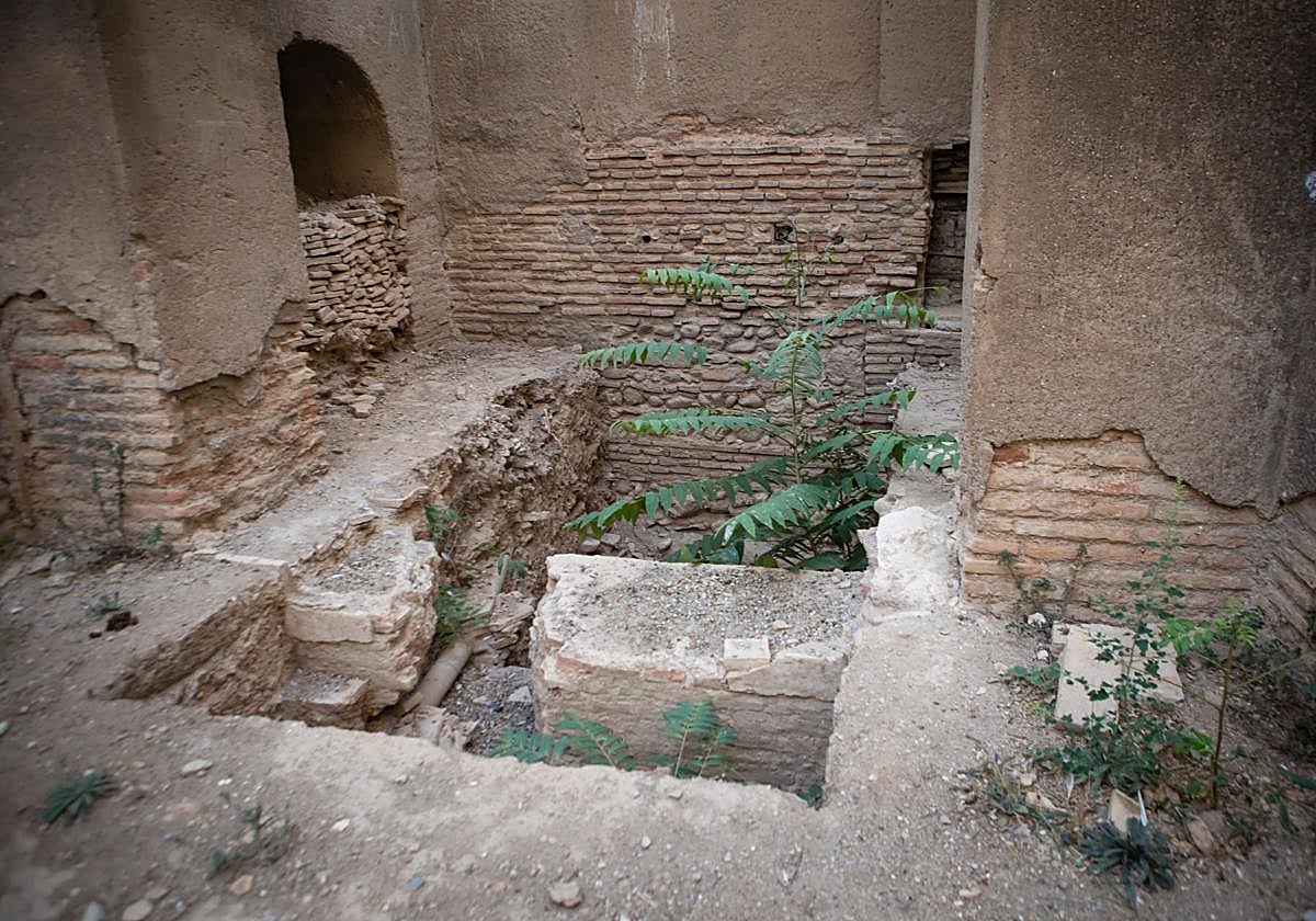 Restos de la antigua mezquita en el interior del templo.