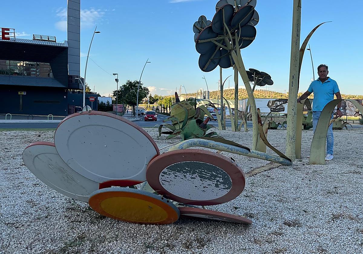 Antonio Losa visita la glorieta frente a la Universidad.