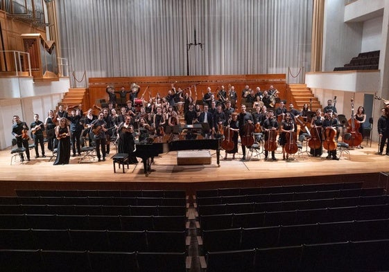 La orquesta, antes de su actuación en el FEX, el pasado miércoles.