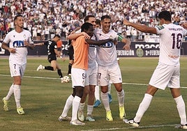 Javi Moyano celebra, junto a sus compañeros, uno de los goles que supuso el ascenso