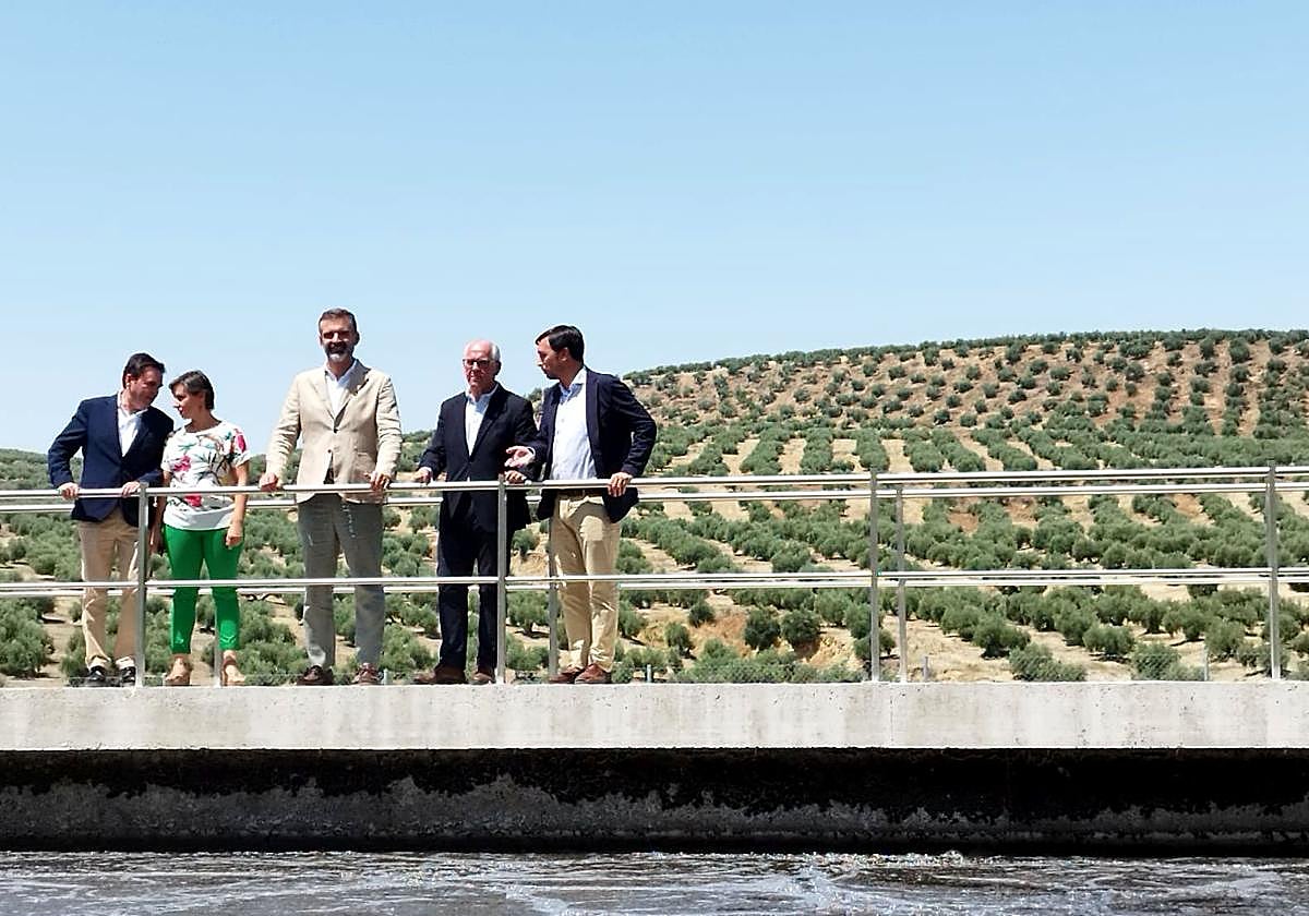 El consejero de Agricultura, en su visita a Porcuna para inaugurar la estación depuradora de aguas residuales.