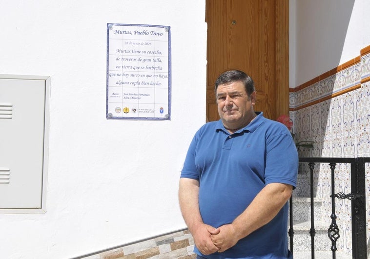 El pueblo de Granada que exhibe en sus calles 150 carteles con trovos para fomentar la poesía