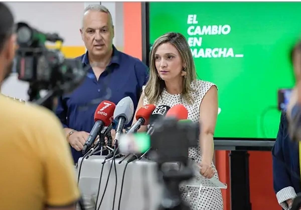 La vicesecretaria general del PSOE-A, María Márquez, atiende a los medios en Algeciras (Cádiz).