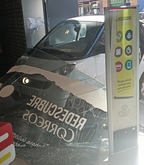 Un coche se estrella contra la oficina de Correos de Albolote y causa una herida leve
