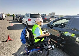 Voluntario de Aspaym entrega un folleto informativo.