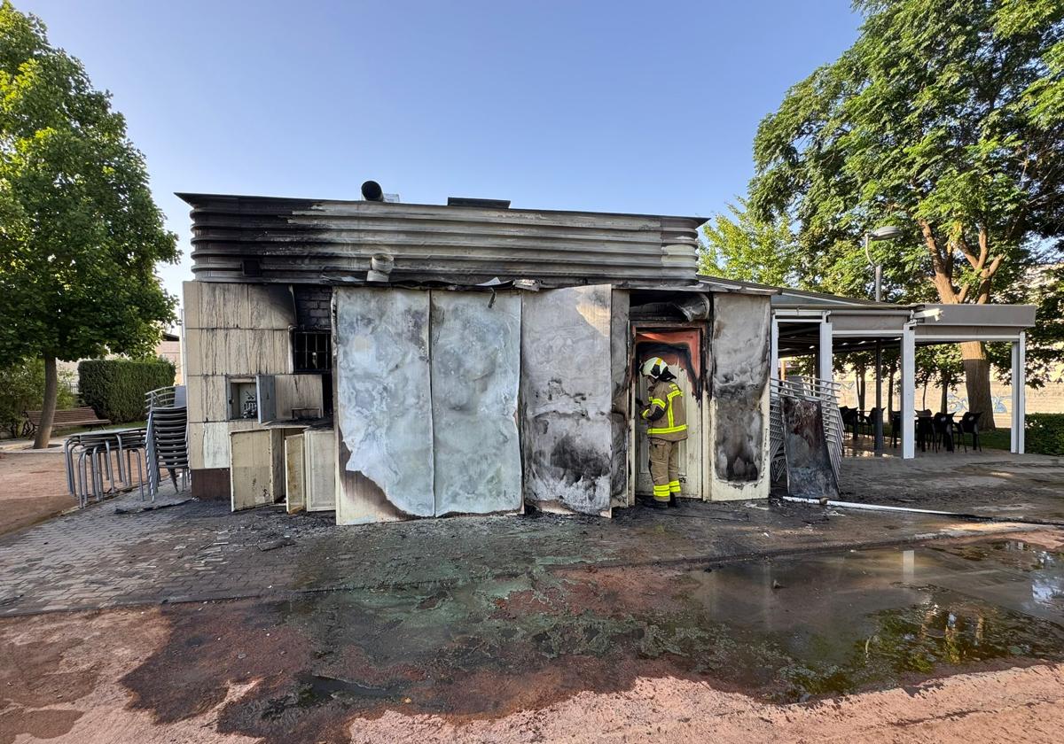 Los Bomberos apagan el fuego en un bar de Maracena.