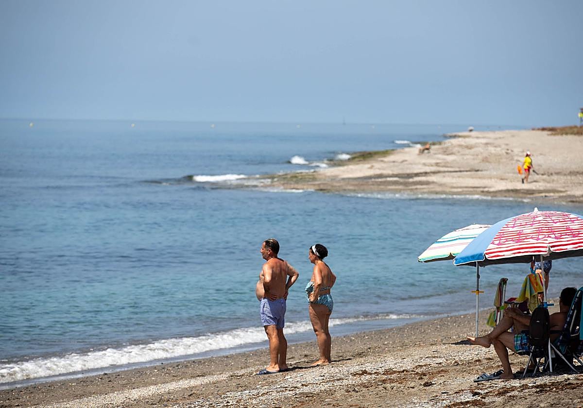 Bañistas en la playa de Carchuna.