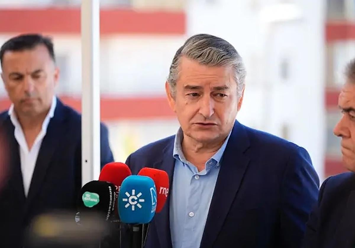 El consejero andaluz de la Presidencia, Interior, Diálogo Social y Simplificación Administrativa, Antonio Sanz, este lunes en Huelva.