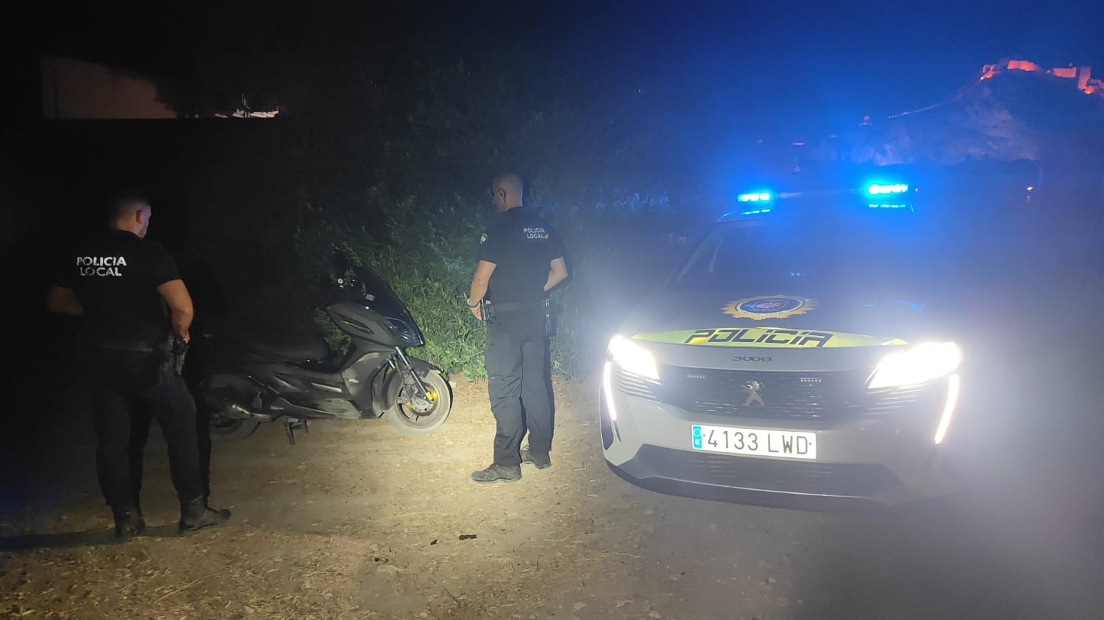 Imagen de la moto localizada en un olivar.