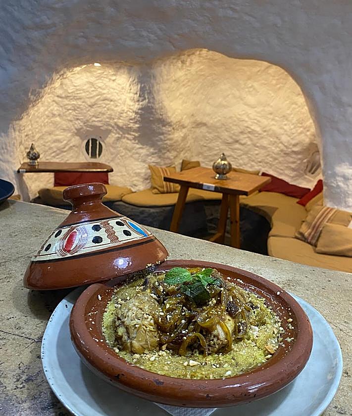 Imagen secundaria 2 - El paradisíaco restaurante de Granada dentro de una cueva a 22 grados: «Los clientes alucinan»
