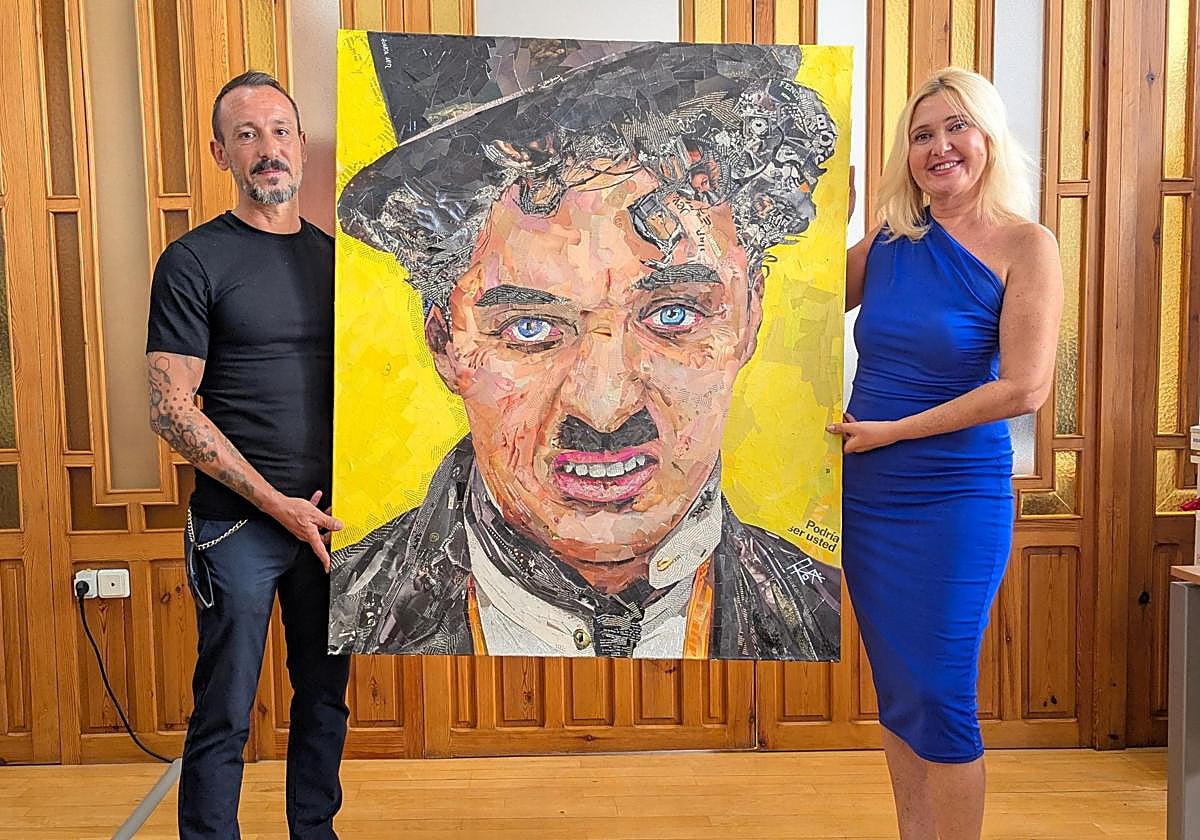 Rubén González y María Espejo posan con 'Retrato de Charles Chaplin. Podrías ser tú'.