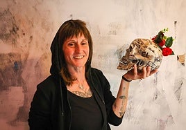 Cristina Carrascosa posa en su estudio de arte.