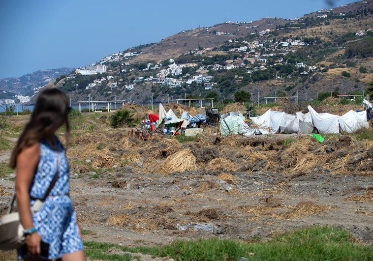 Levantan chabolas en el solar previsto para hoteles junto al peñón de Salobreña