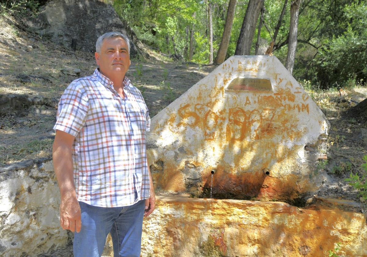 El alcalde de Válor, José Antonio Sánchez, junto a la Fuente Agria de Válor