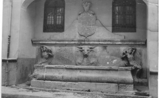 El pilar quedó adosado a una casa de la calle Elvira tras la obras de la Gran Vía.